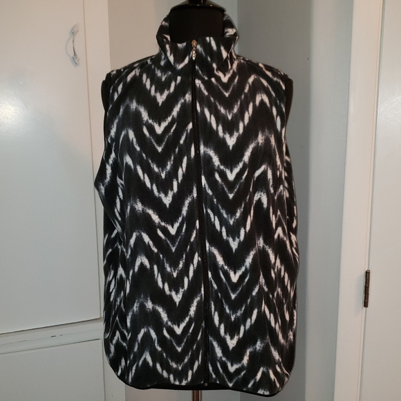 French Laundry Jackets & Blazers - French Laundry 3x zipup black & white vest pockets